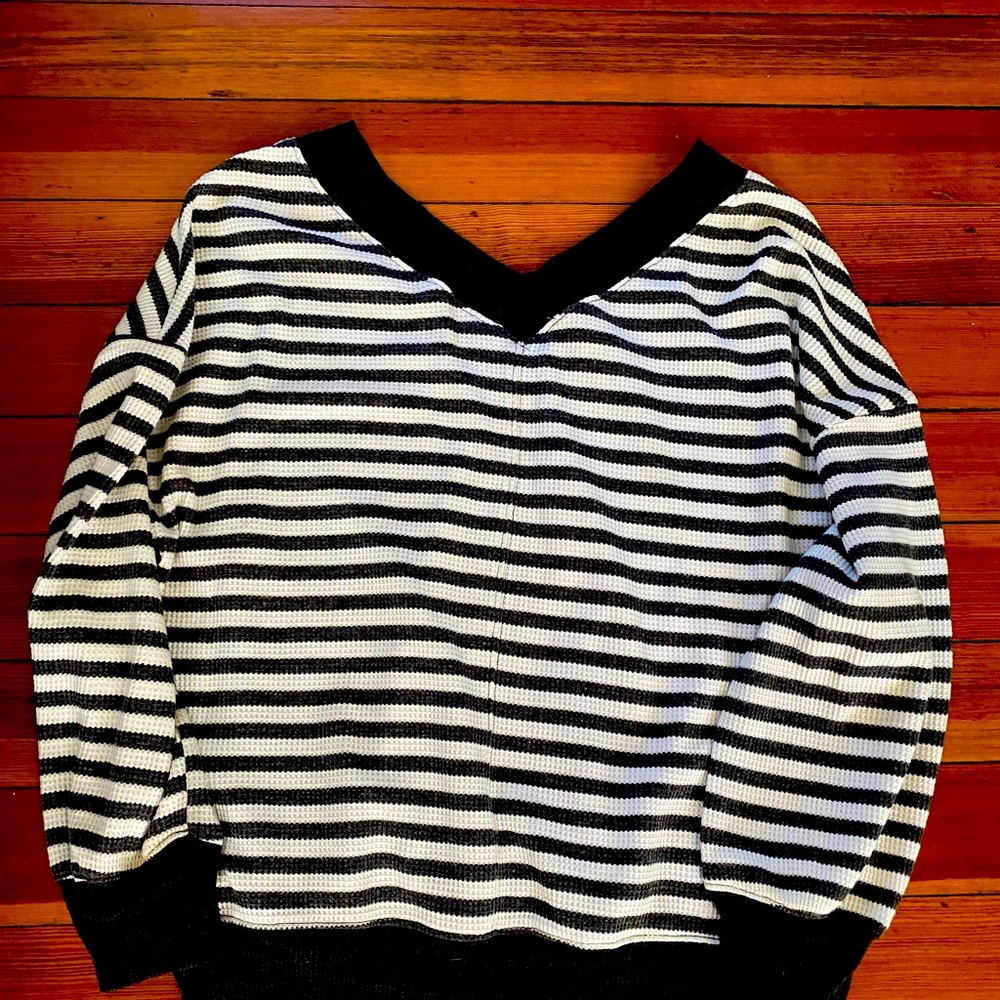 Women’s v-neck sweater by Listicle